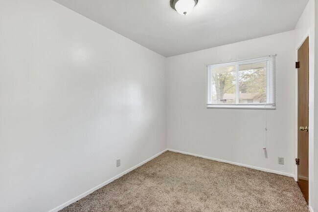 Building Photo - 10772 Spring Garden Dr