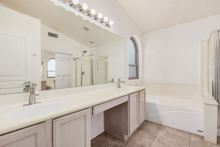 Building Photo - 3022 E Captain Dreyfus Ave