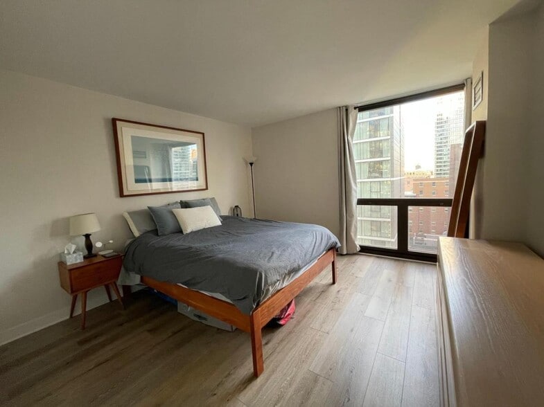 Building Photo - 70 W Huron St