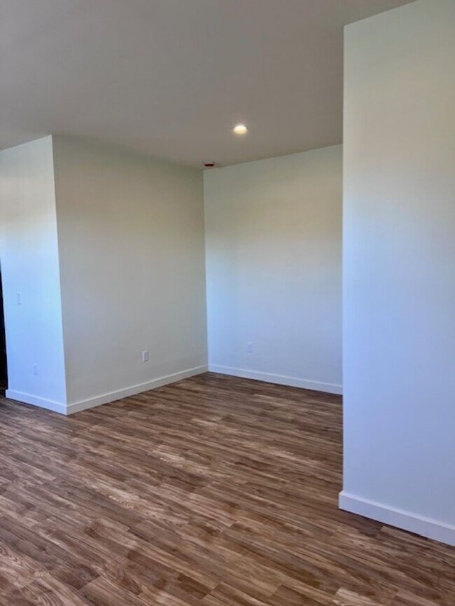 Building Photo - 549 Albany Ave