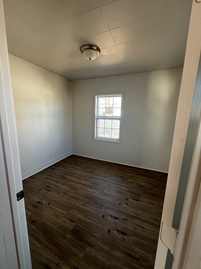 Building Photo - 724 W 1st Ave