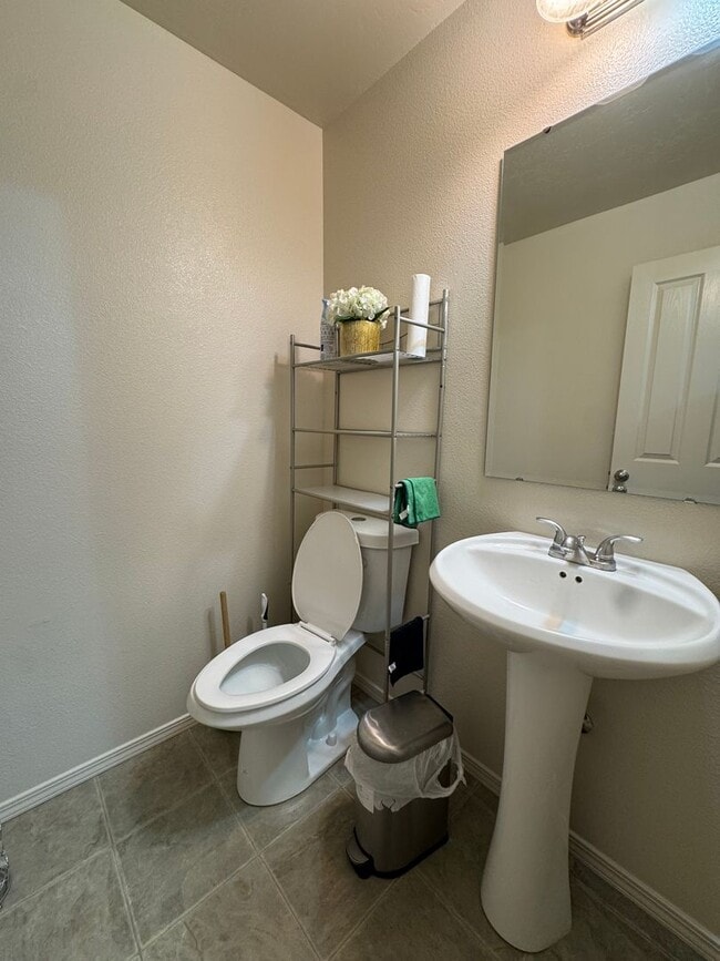 Building Photo - Beautiful 4 Bedroom, 2.5 Bathroom Home