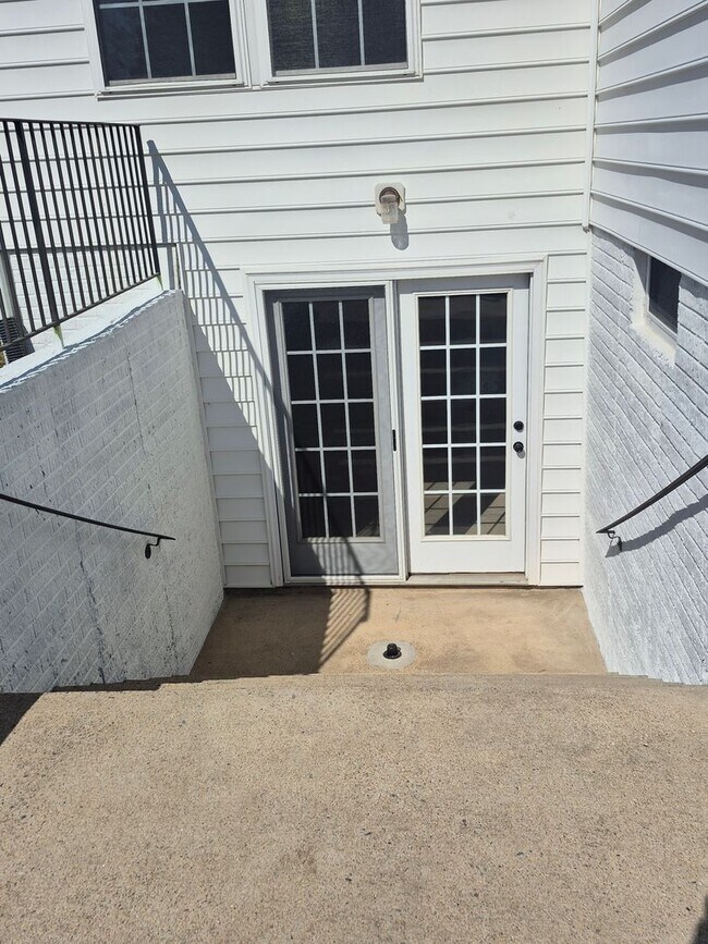 Building Photo - 5207 Linden Dr