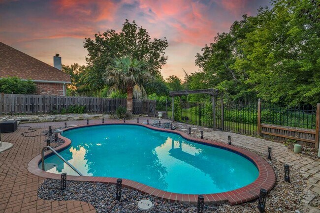 Building Photo - 6806 Thistle Hill Way