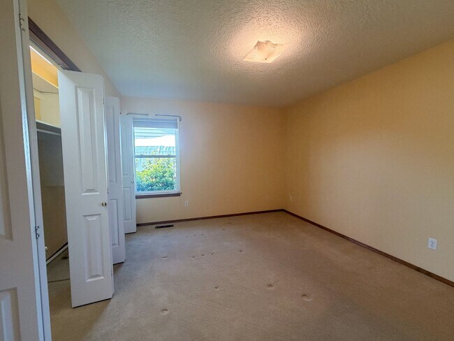 Building Photo - 364 SE Davis Ct