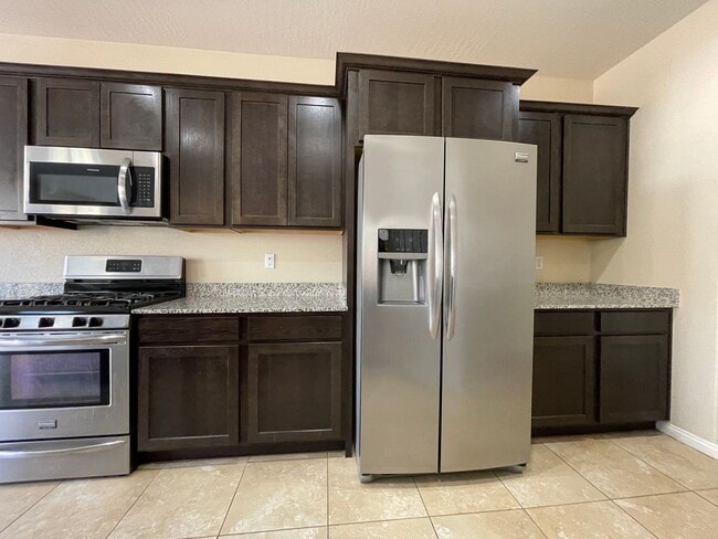 Building Photo - 4 BED 2.5 BATH 2 CAR GARAGE SINGLE FAMILY ...