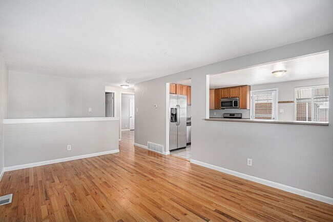 Building Photo - Spacious 4BR with bonus space and a 2 car garage in the heart of Sunnyside!