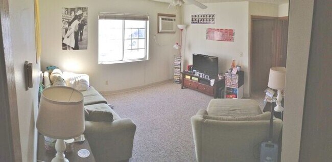 Building Photo - $1,300 | 3 Bedroom, 1 Bathroom | Cat Frien...
