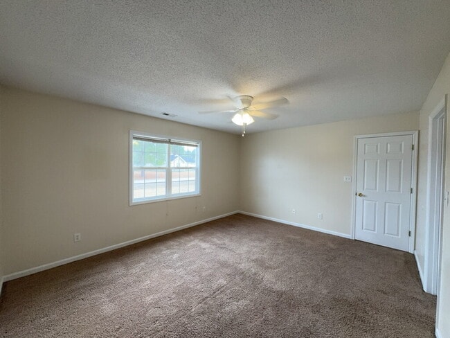 Building Photo - Stunning 3 Bedroom Home in Hubert-708 Covington Ct.