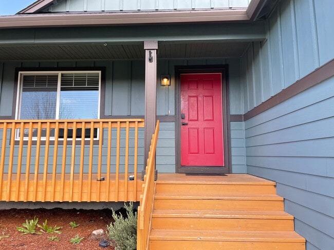 Building Photo - CHARMING Ranch-Style Home in Ridgefield, WA! 3 Bedrooms & 2 Baths! Walk-In Closet! Spacious Floor...