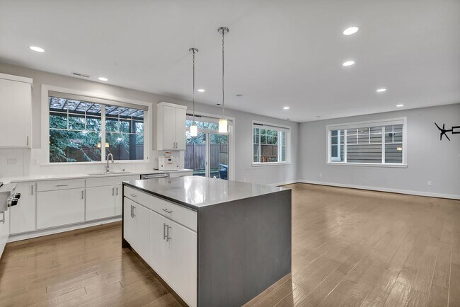 Building Photo - Sophisticated and Luxurious