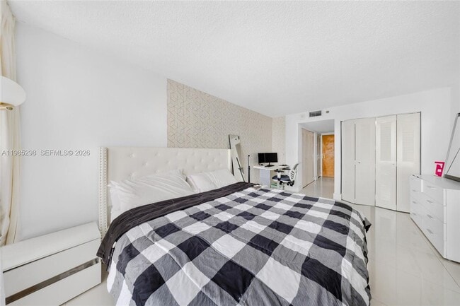 Building Photo - 7601 E Treasure Dr