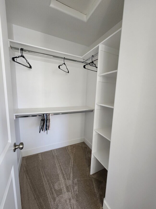 Building Photo - Beautiful Modern Townhome with Spacious La...