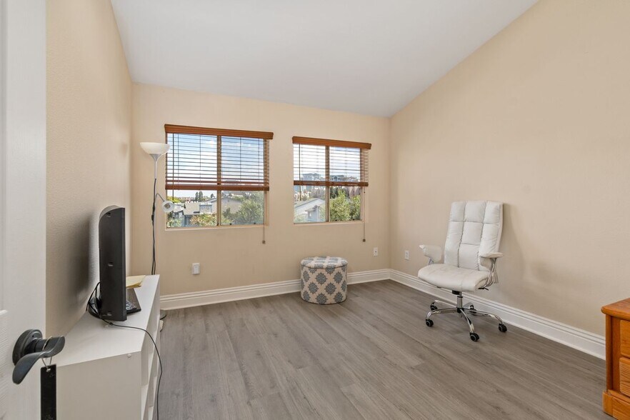 Building Photo - 3965 Nobel Dr