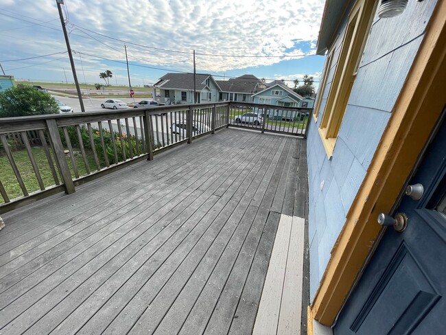 Building Photo - Ocean views from 250 sq ft deck- One bedroom