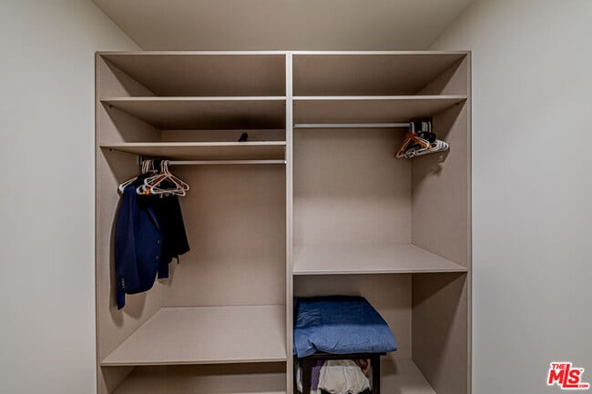 Building Photo - 6142 1/2 Lexington Ave