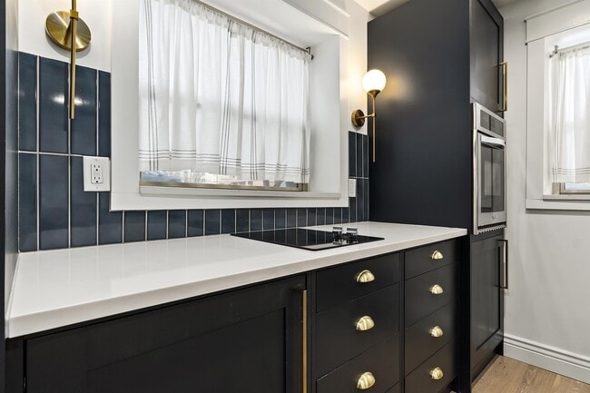 Building Photo - 276 E Broadway