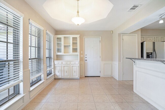 Building Photo - 802 Pebblebrook Dr