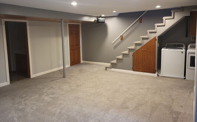 Building Photo - 3-Bedroom/2.5-Bath, Great Neighborhood