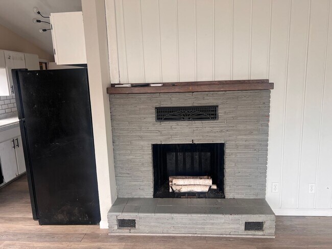 Building Photo - Holiday Move in Special  - $500 Off Rent!!!! 3 bedroom, 1 Bath home - Rare find with a large back...