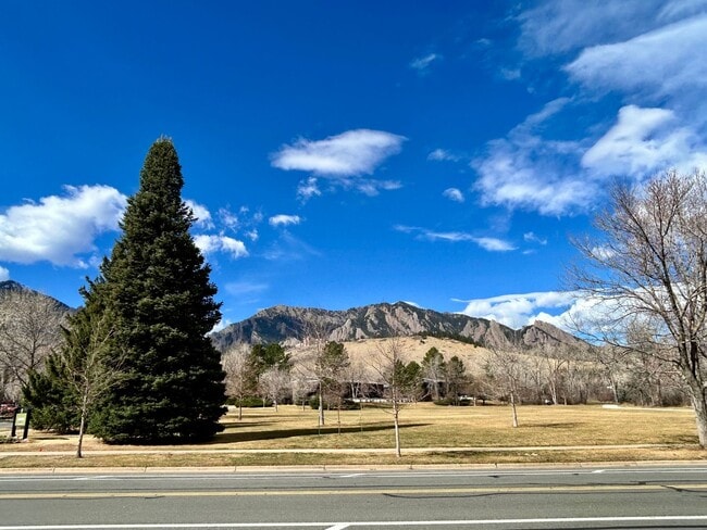 Building Photo - Furnished 2 Bedroom Garden Level Apartment in Upper Table Mesa Near Bear Creek Park