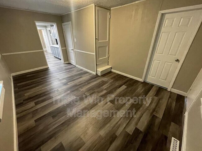 Building Photo - 9425 Burdella Ave