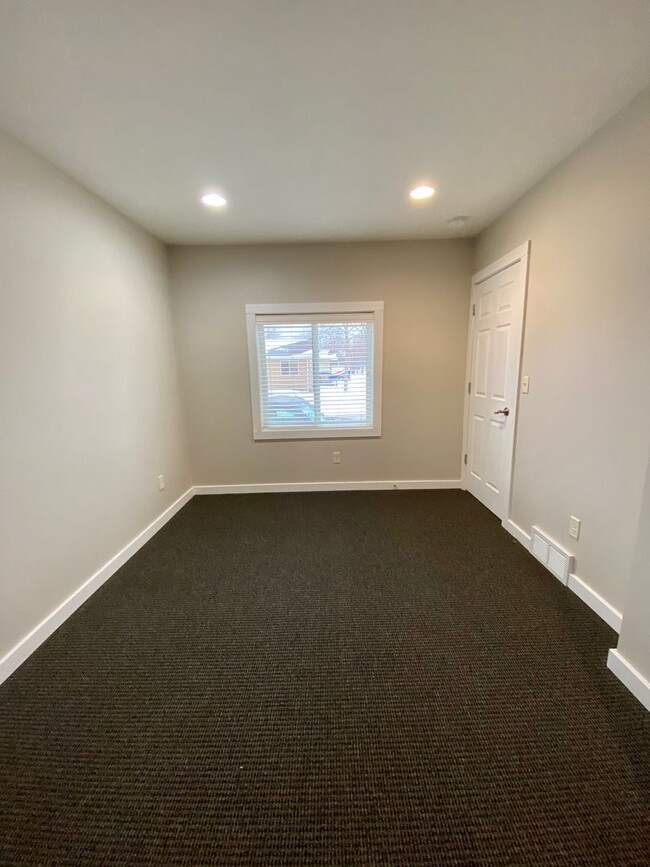 Building Photo - Spacious 4 bed 2 bath ranch home with two ...