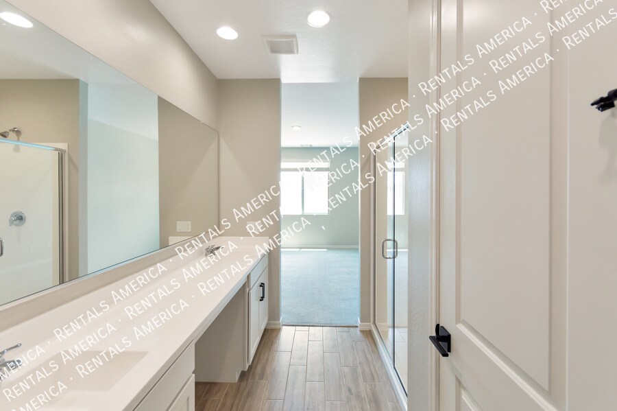 Building Photo - 36033 W San Clemente Ave