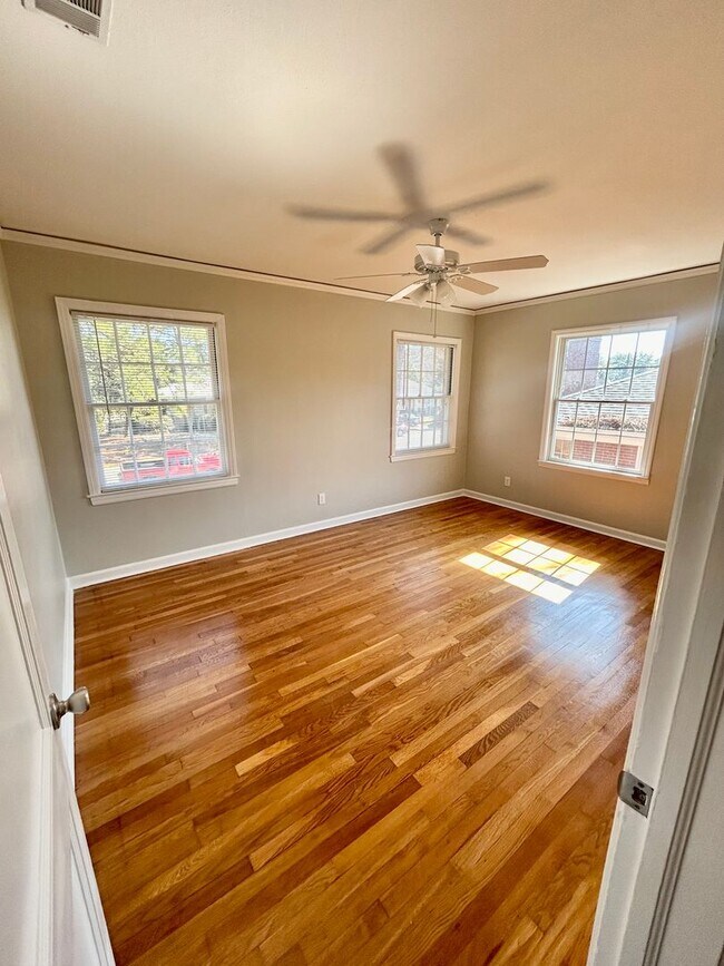 Building Photo - Charming Upstairs Unit - Steps from Habersham Village!