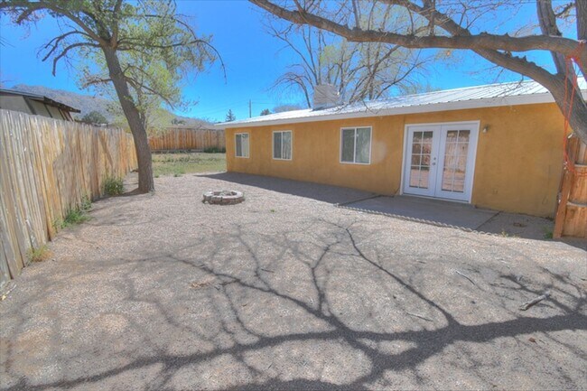 Building Photo - NE Heights 4 Bedroom !!!!