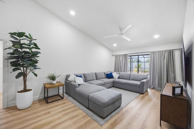 Building Photo - Pool Home