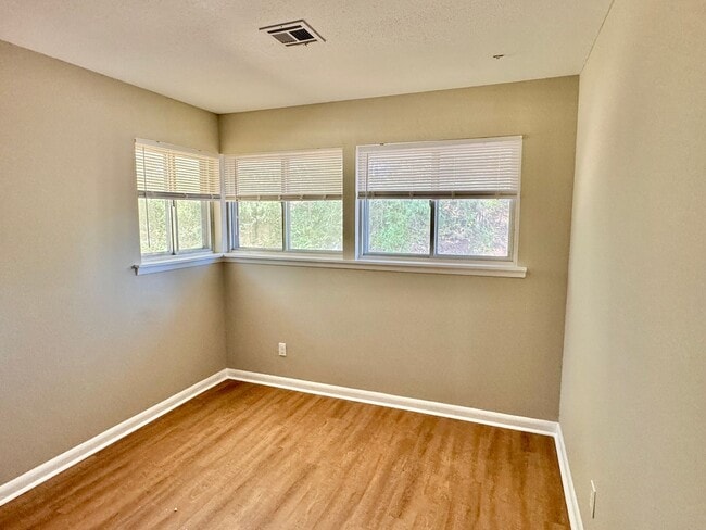 Building Photo - Hello Sunny 3 Bedroom / 1 Bathroom in Mont...