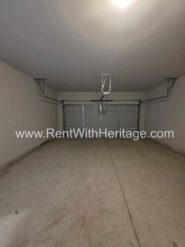 Building Photo - 8650 Paradise Dr