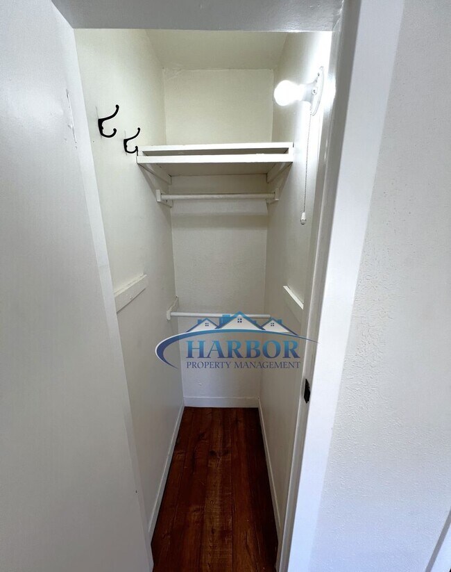Building Photo - MOVE IN SPECIAL: Spacious 3-Bedroom 1.5 Ba...