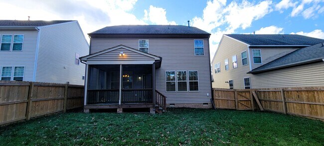 Building Photo - Large 4 bedroom 3 1/2 bath home that backs up to the 15th green in Magnolia Green.