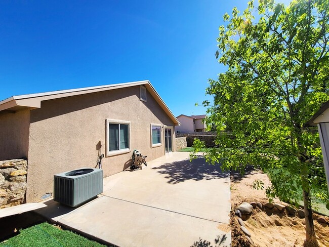 Building Photo - 14336 Desert Sage Dr