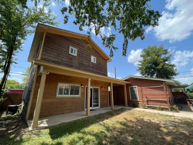Building Photo - Amazing detached 2/2.5 duplex in Central Austin!!!