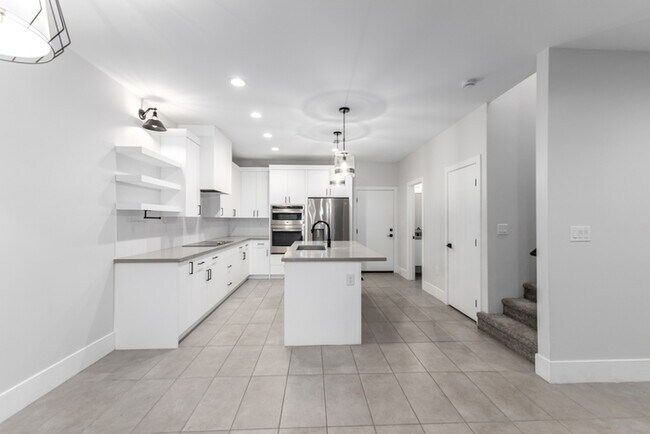 Building Photo - 164 E Lexington Ave