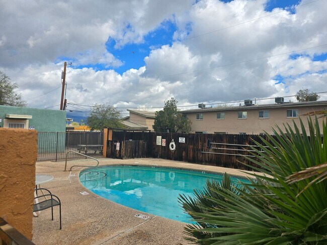 Building Photo - 926 N Belvedere Ave