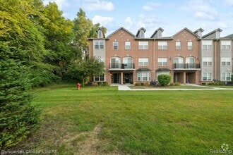 Building Photo - 22051 Parkview Dr