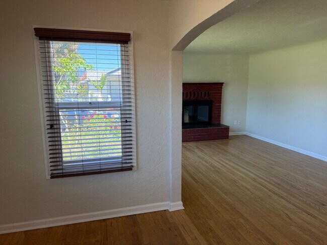 Building Photo - Large updated 2 bedroom 1 bathroom house in Springfield!