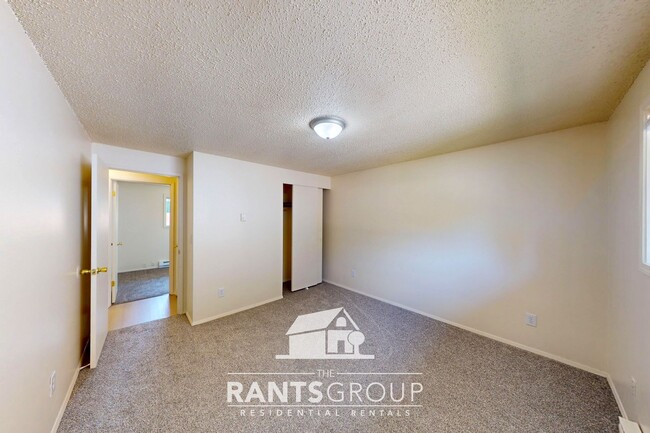 Building Photo - Spacious 2-Bedroom Duplex Unit with a Gara...