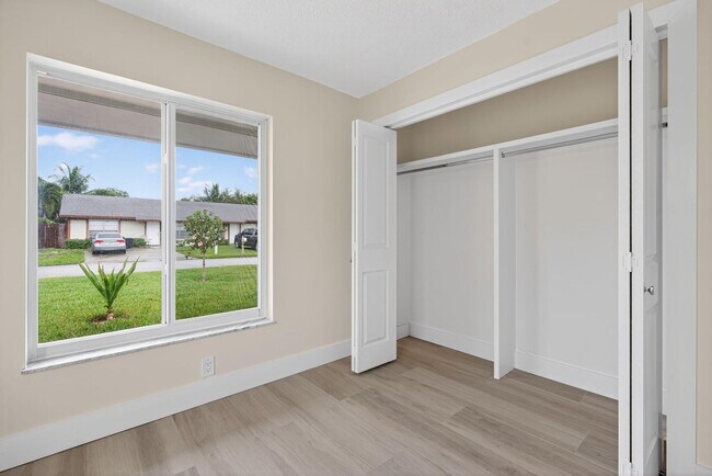 Building Photo - 8776 SE Sandy Ln