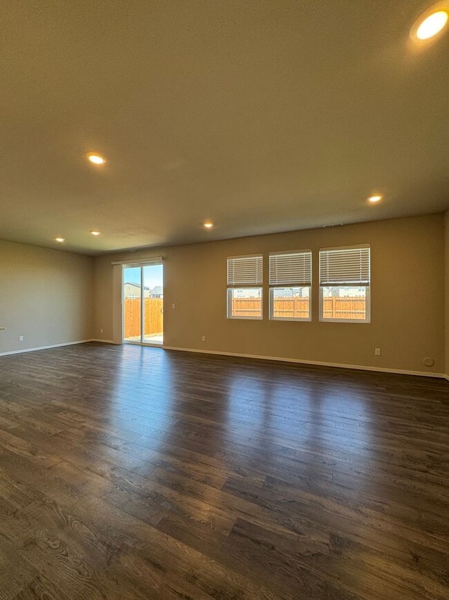 Building Photo - Modern 4-Bed Home for Rent