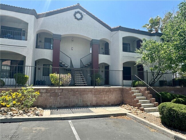 Building Photo - 950 Seven Hills Dr
