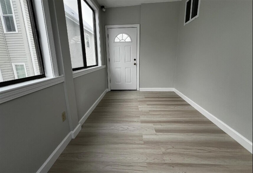 Building Photo - 158 Holland St