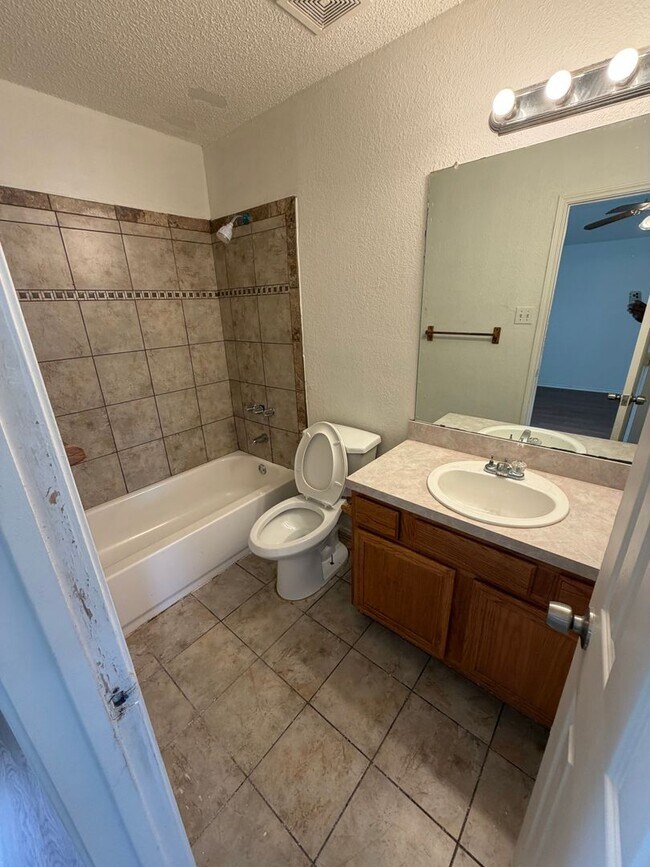 Building Photo - 1013 Shadybrook Ln