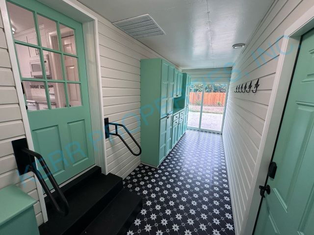 Building Photo - Charming 2-Bedroom Retreat with 2 Full Bat...