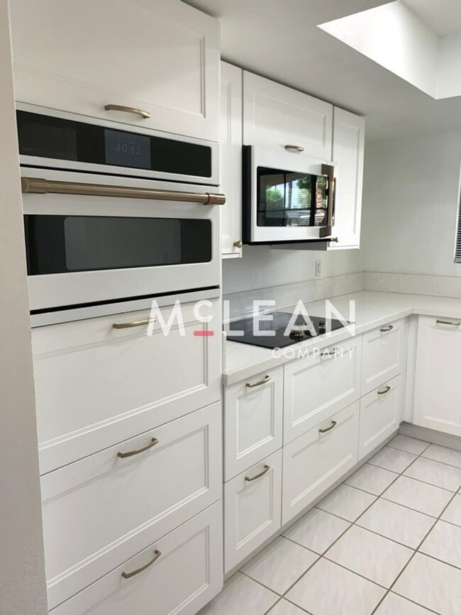 Building Photo - Beautiful Two Bedroom Condo in a Stunning ...