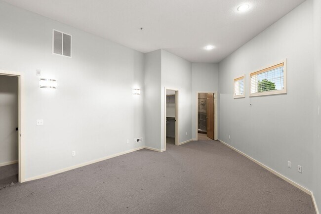 Building Photo - Beautiful 2 Bedroom Townhome in N Portland